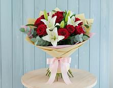 Букет цветов из:  Лилии и Розы в Ганусово