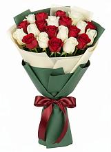 Букет Микс из красных и белых роз в Ганусово