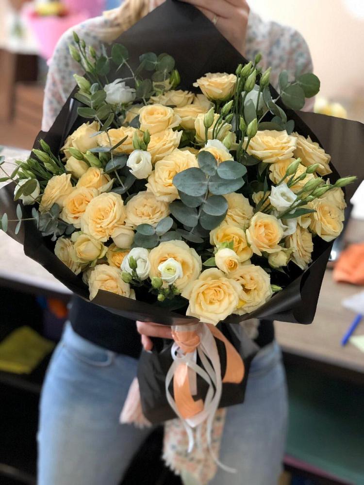 Букет цветов из: Розы и Лизиантусы в Ганусово