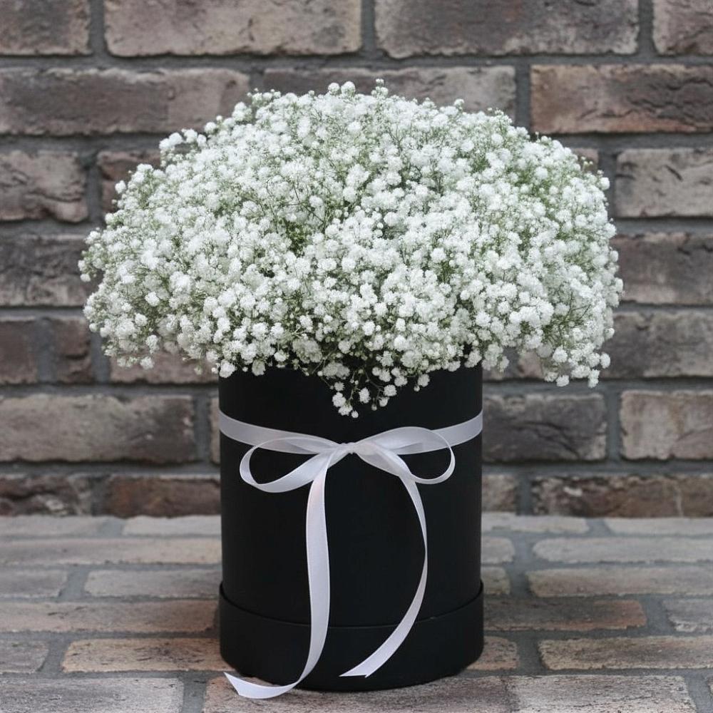 Цветочная композиция из Гипсофила в шляпной коробке в Ганусово