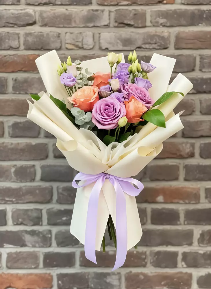 Букет цветов из: Лизиантусы и Розы в Ганусово