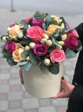 Цветочная композиция из Розы в шляпной коробке в Ганусово