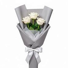 Букет 3 белые розы в Ганусово