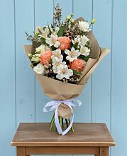 Букет цветов из:  Альстромерии, Лизиантусы, Розы и Хризантемы в Ганусово