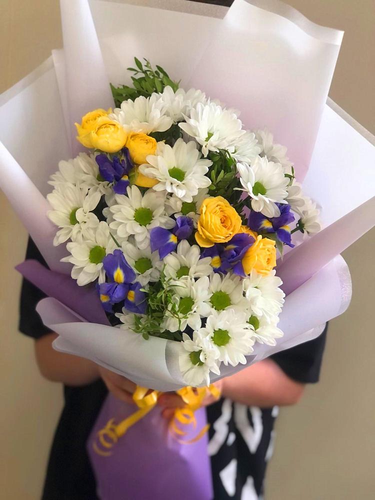 Букет цветов из: Ирисы, Хризантемы и Розы в Ганусово