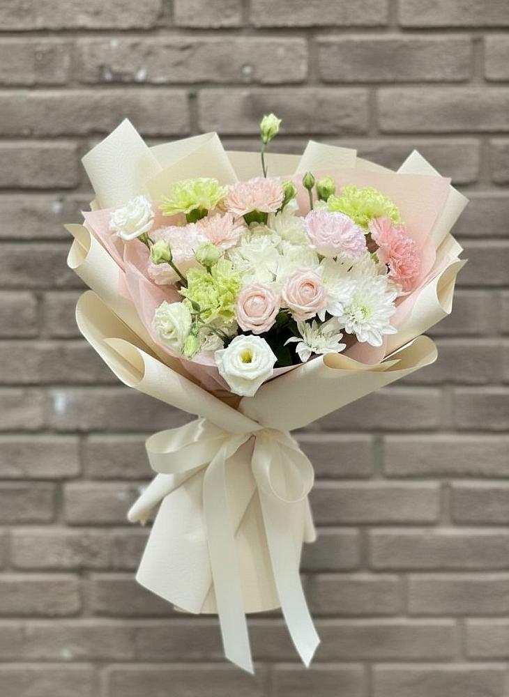 Букет цветов из: Гвоздики, Розы, Лизиантусы и Хризантемы в Ганусово