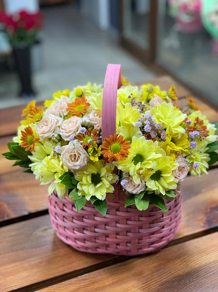 Цветочная композиция из Хризантемы и Розы в корзине в Ганусово