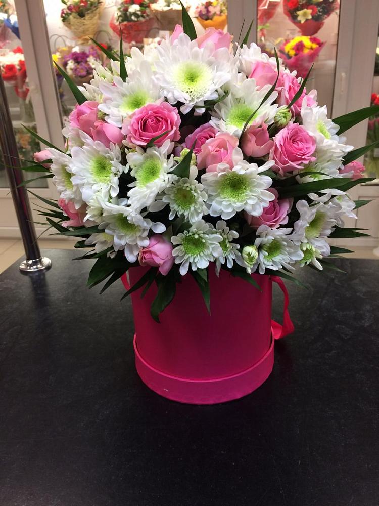 Цветочная композиция из Розы и Хризантемы в шляпной коробке в Ганусово