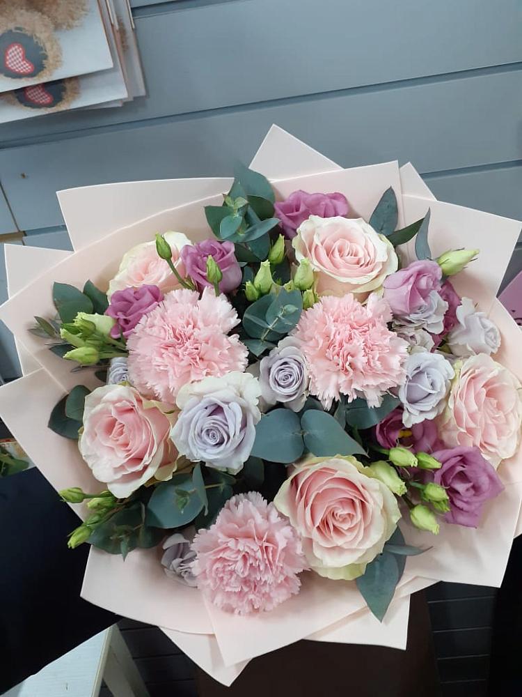 Букет цветов из: Розы, Гвоздики и Лизиантусы в Ганусово