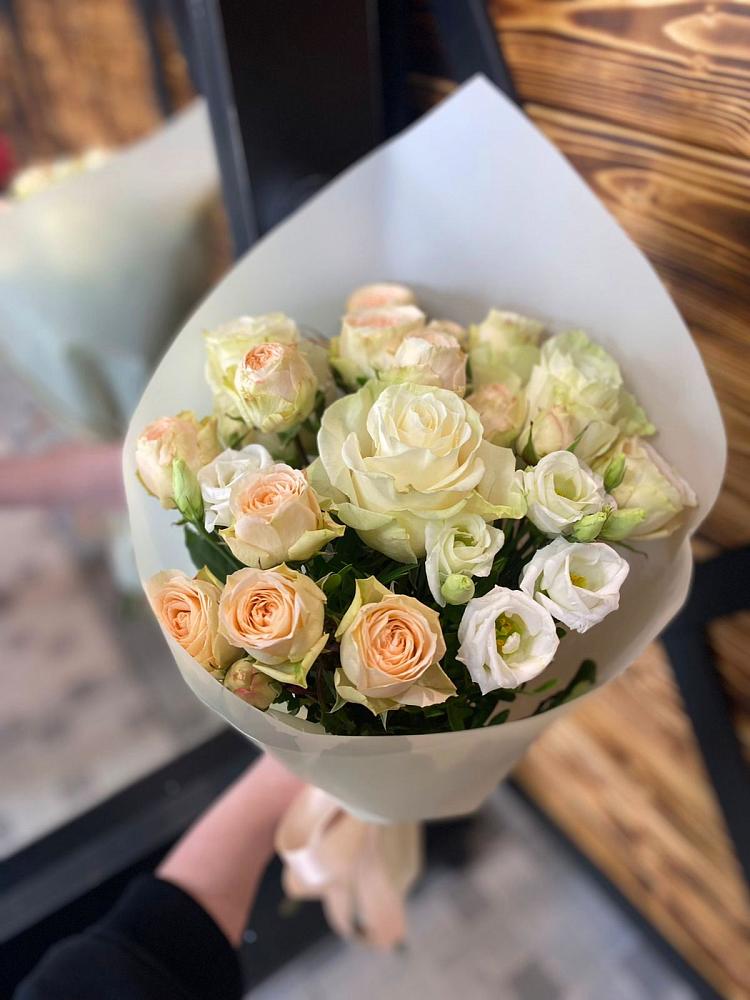 Букет цветов из: Розы и Лизиантусы в Ганусово